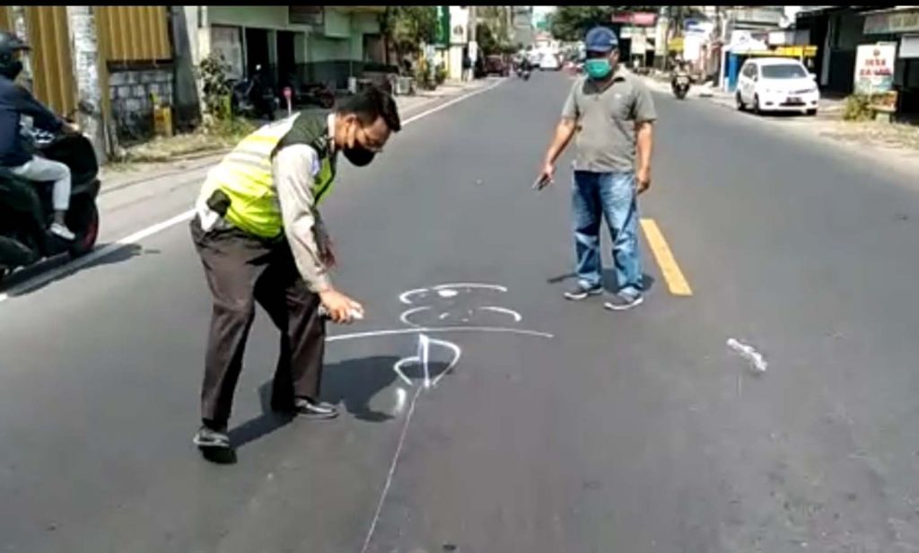 Unit Laka Satlantas Polresta Sidoarjo melakukan olah TKP di lokasi kecelakaan