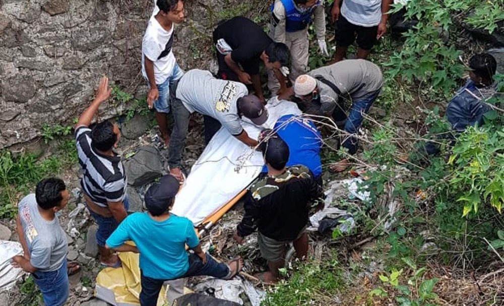 Warga mengevakuasi korban kecelakaan satu keluarga di Pacet, Mojokerto