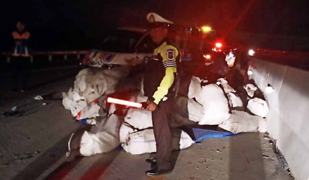 Pikap Gran max terguling di Tol Paspro