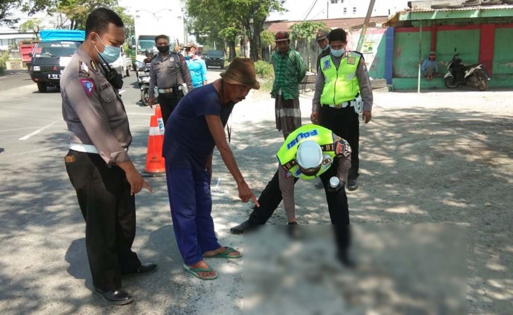 Tim Unit Laka Satlantas Polres Pasuruan melakukan olah TKP kecelakaan supeltas tertabrak truk