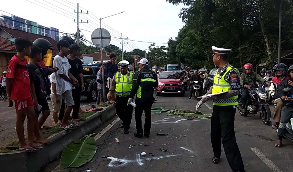 Anggota Unit Laka Satlantas Polresta Banyuwangi melakukan olah TKP di lokasi kecelakaan