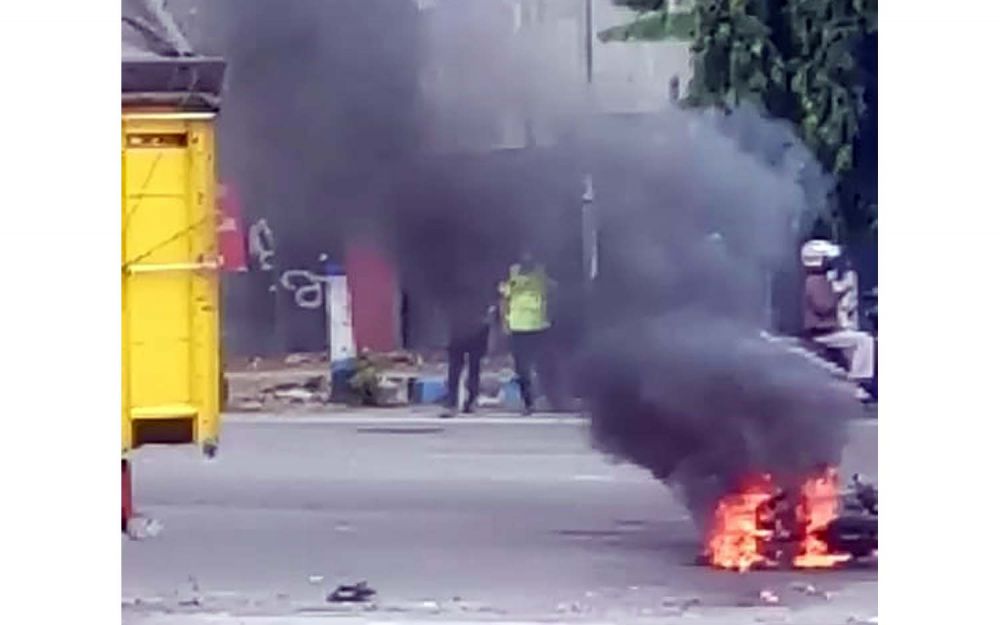Kecelakaan di Madiun sebabkan satu pelajar tewas dan motor hangus terbakar