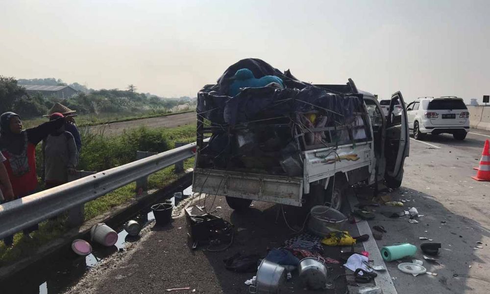 Pikap berpenumpang 5 orang terguling di Tol SuMo