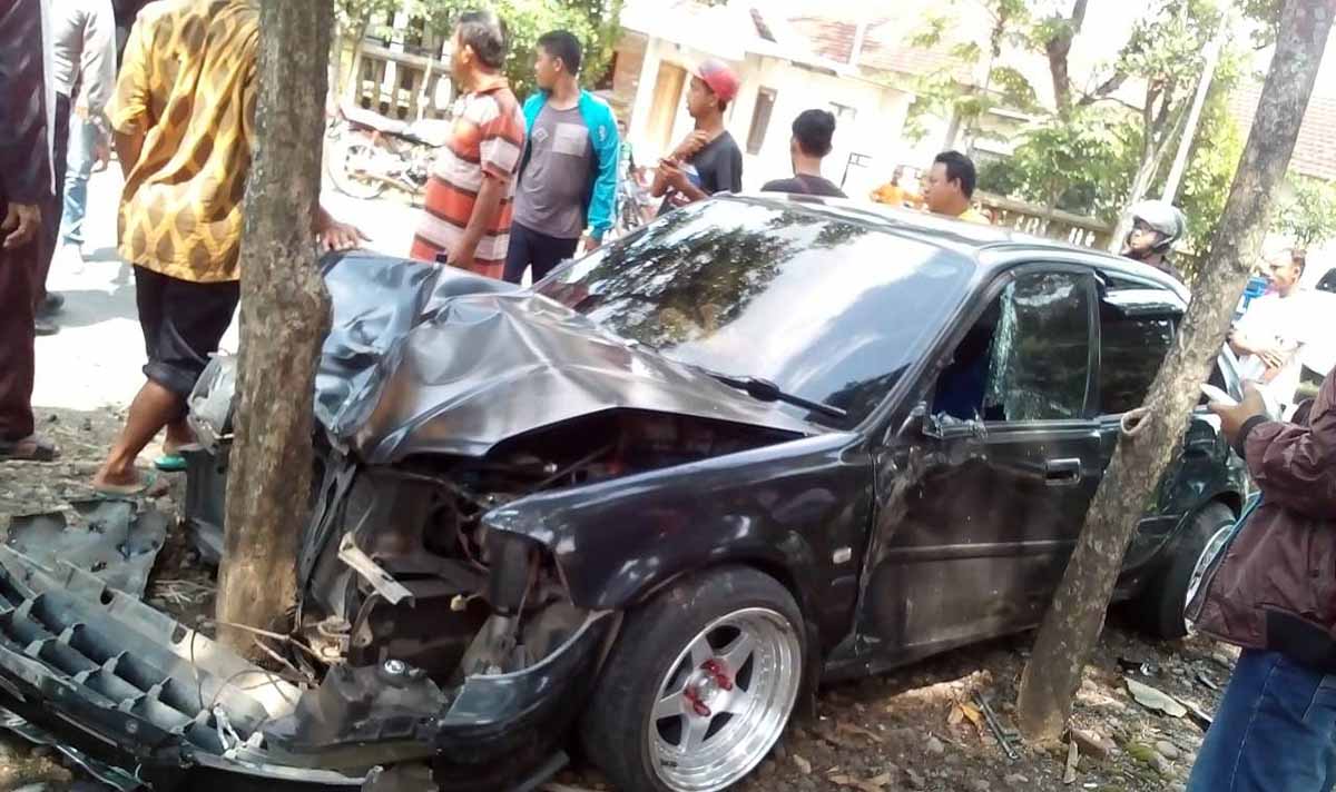 Mobil sedan yang menyeruduk tiga motor di Ponorogo