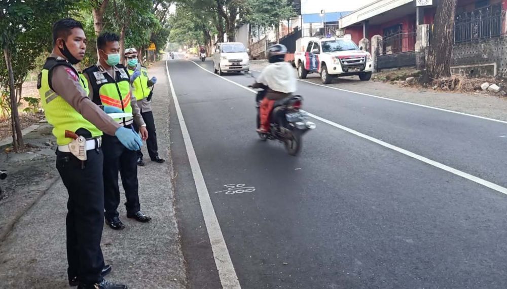 Unit Laka Satlantas Polres Pasuruan melakukan olah TKP