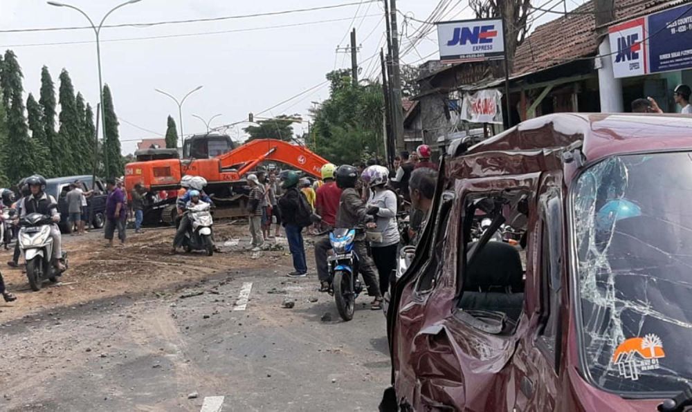 Salah satu kecelakaan lalu lintas jelang nataru yang tewaskan 7 orang di Jalan Raya Surabaya-Malang, Pasuruan