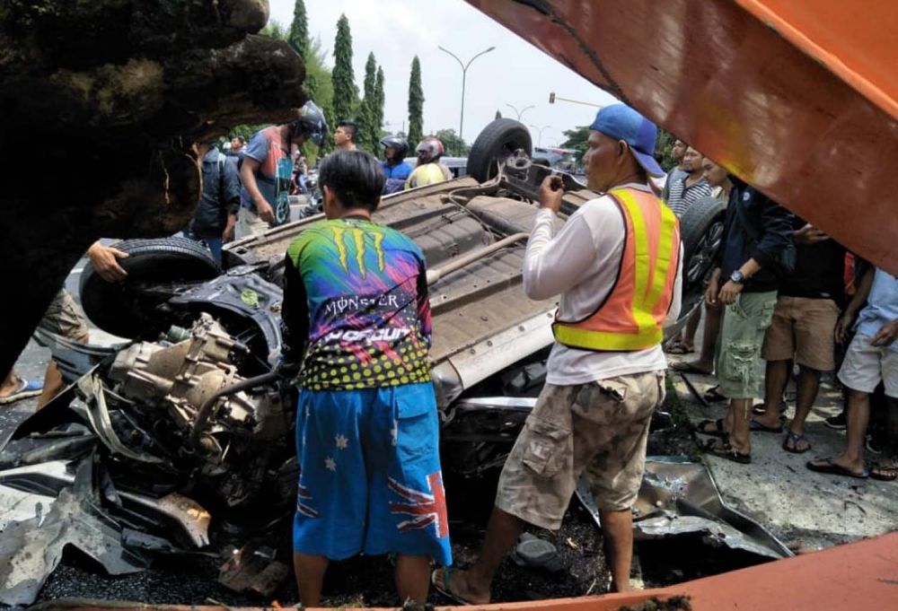 Kondisi salah satu kendaraan yang terlibat kecelakaan beruntun di Jalan Raya Surabaya-Malang, tepatnya di Pasuruan