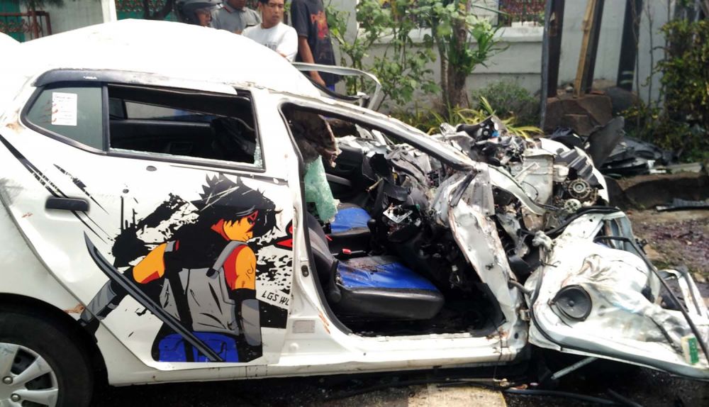 Salah satu mobil yang terlibat kecelakaan di Jalan Raya Surabaya-Malang hancur