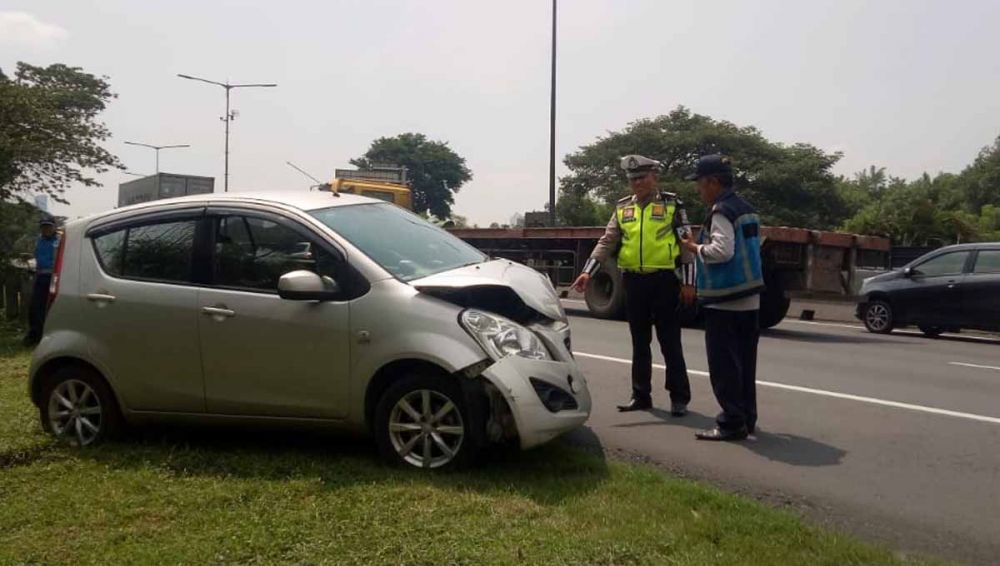 Mobil Suzuki Splash yang menabrak beton pembatas Jalan Tol Waru