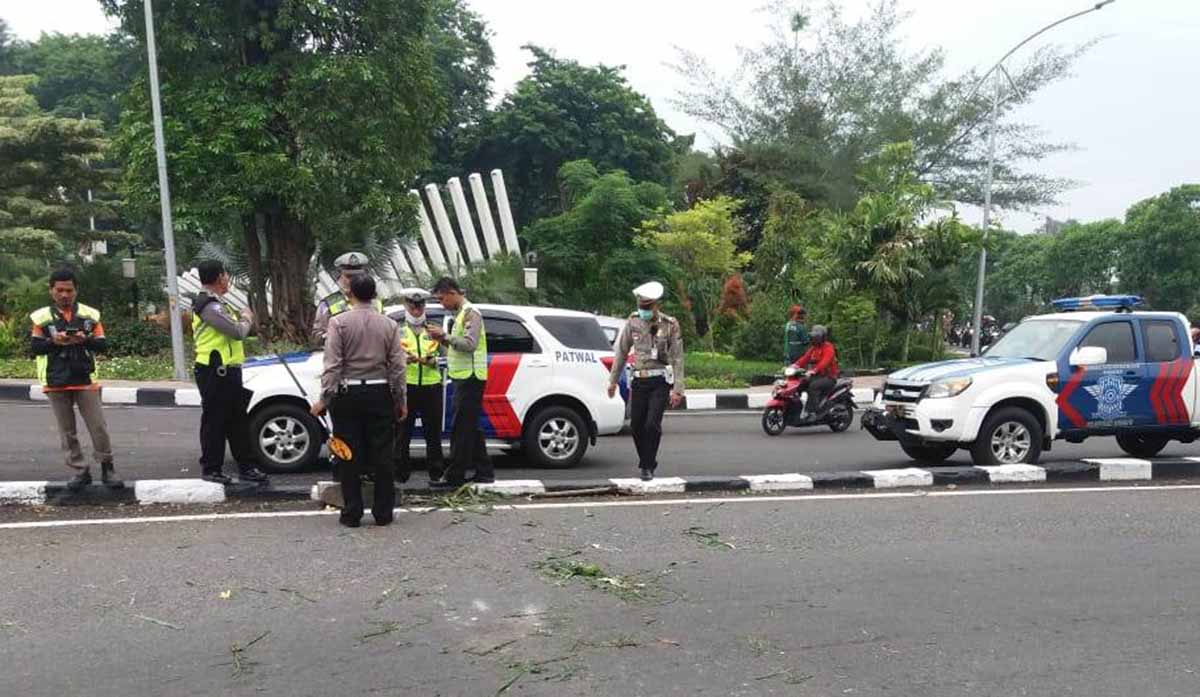 Mobil Innova Tabrak Taman Pelangi Surabaya