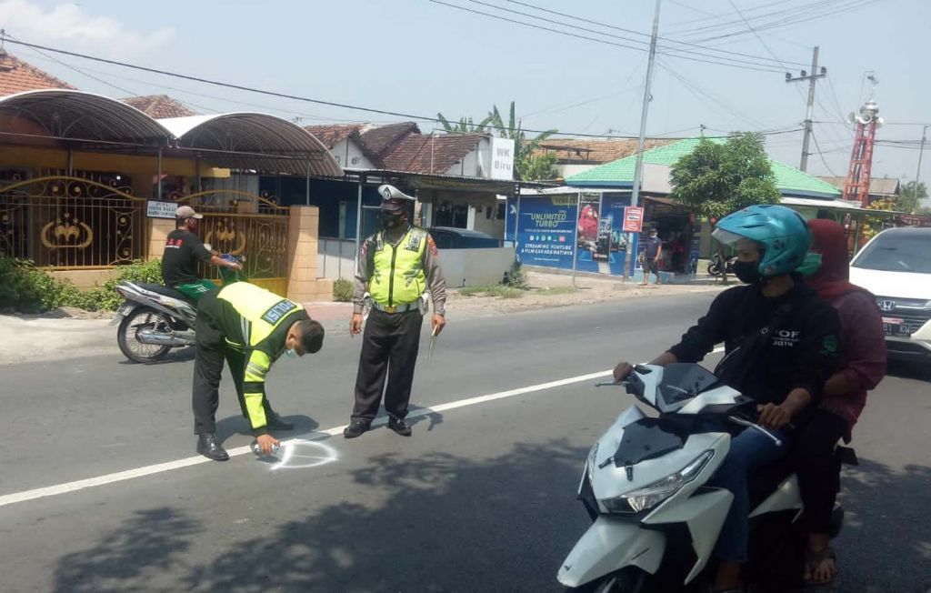 Unit Laka Satlantas Polresta Sidoarjo melakukan olah TKP di lokasi kecelakaan