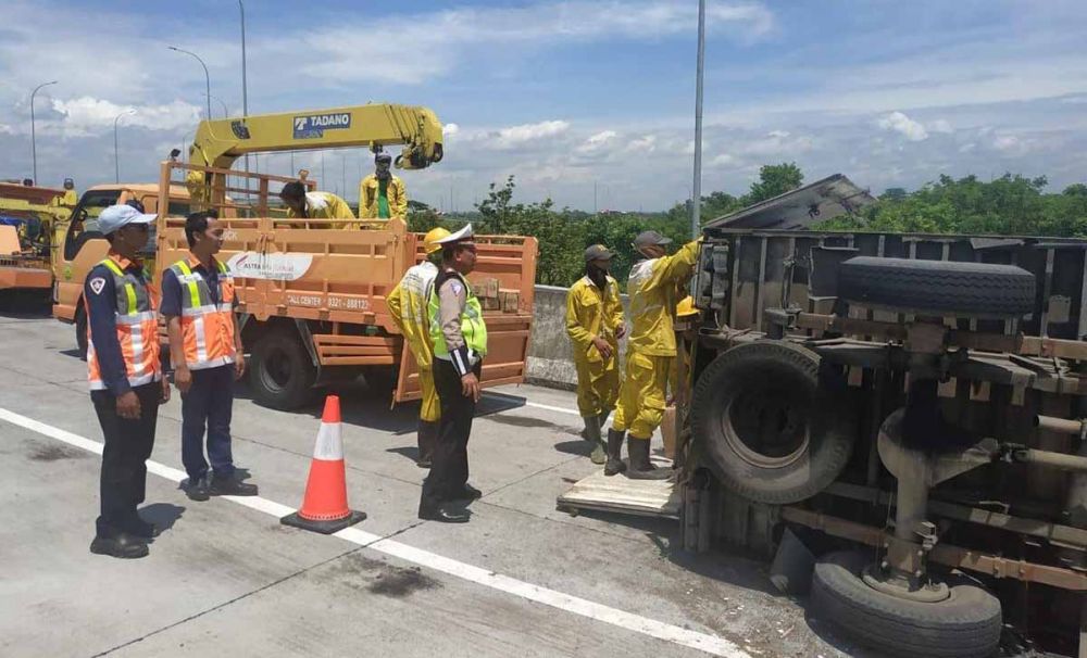 Kondisi truk boks yang terguling di Jalan Tol Mojokerto-Jombang