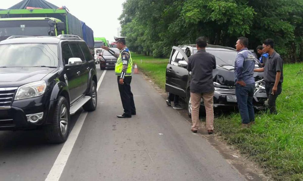 Mobil Avanza rusak akibat ditabrak truk tangki rem blong di Jalan Tol Kebomas Gresik