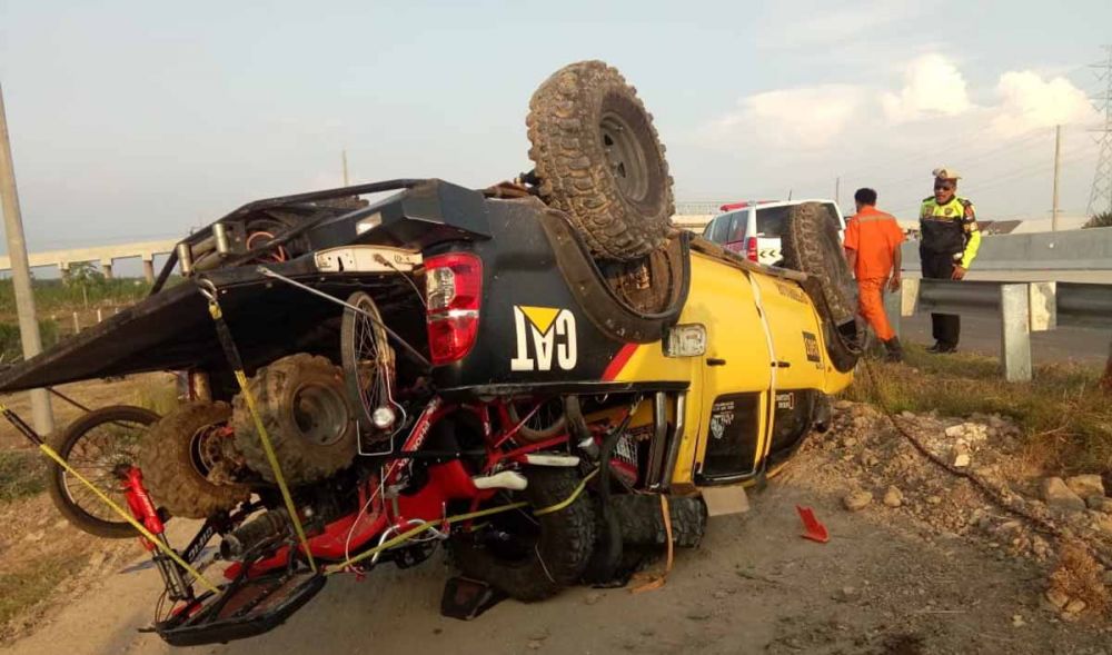 Toyota Hilux terbalik di Tol Madiun-Nganjuk