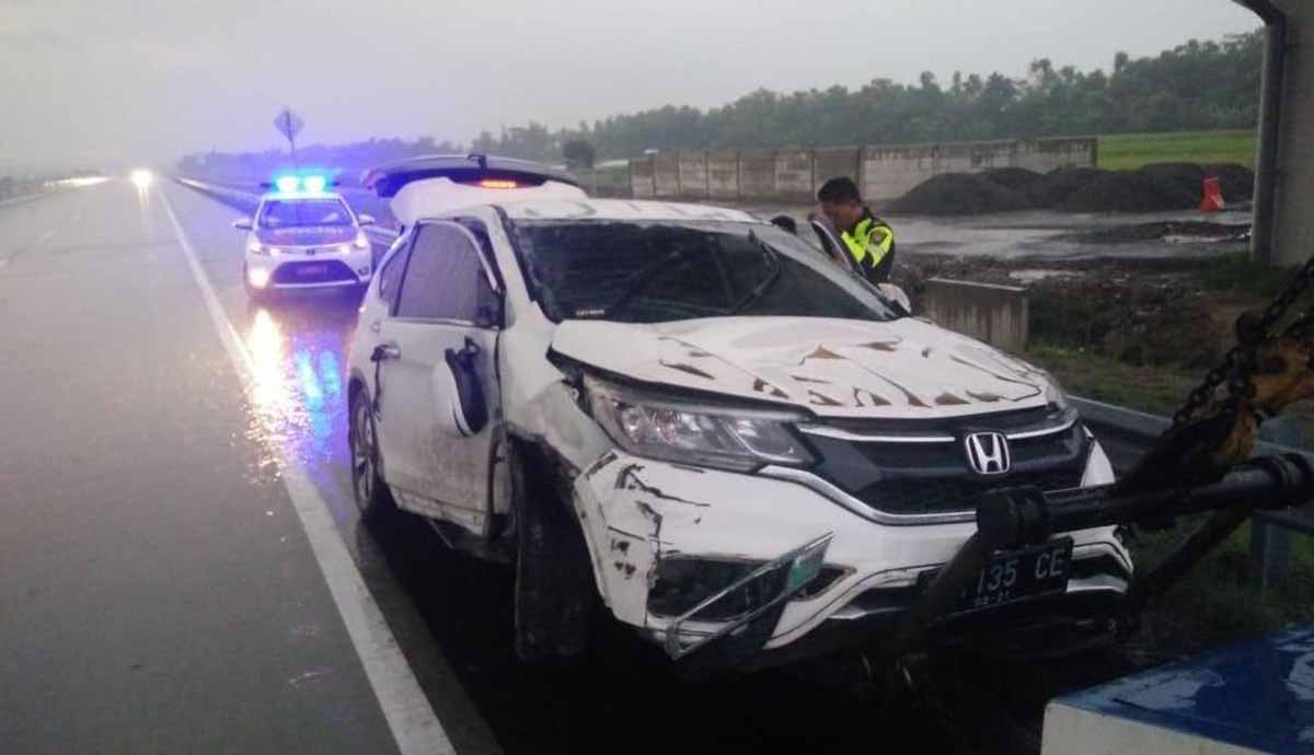 Mobil Honda CRV Tergelincir di Jalan Tol Nganjuk