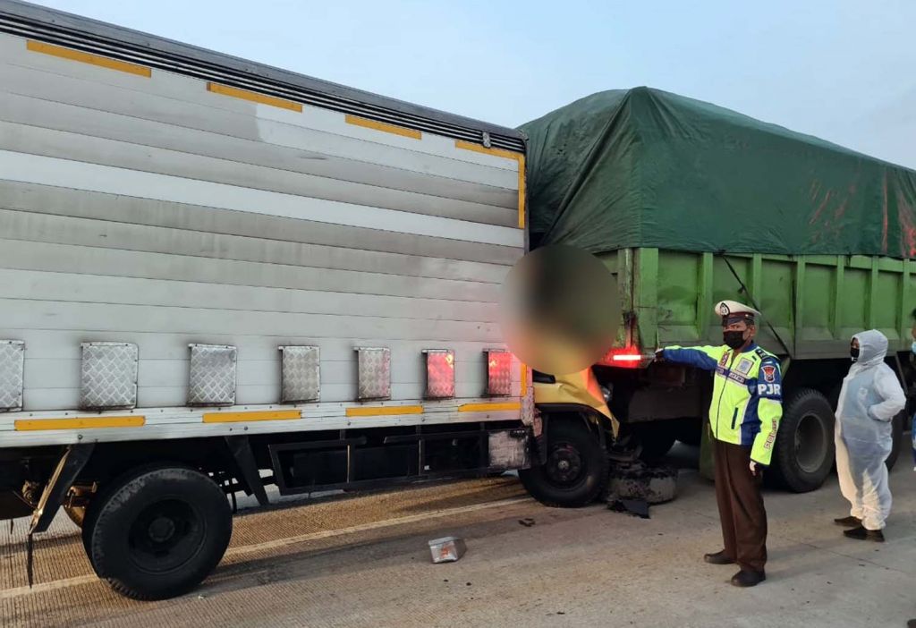 Truk Boks Seruduk Tronton di Tol Ngawi-Solo, Satu Orang Tewas