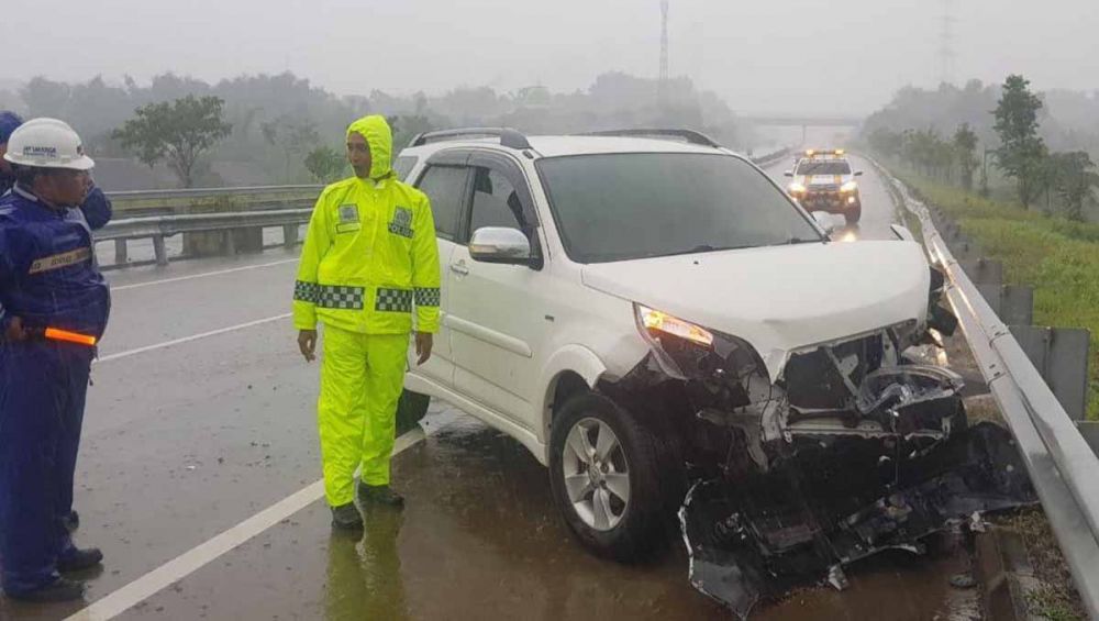 Mobil Toyota Rush yang terlibat kecelakaan di Jalan Tol Pandaan, Pasuruan