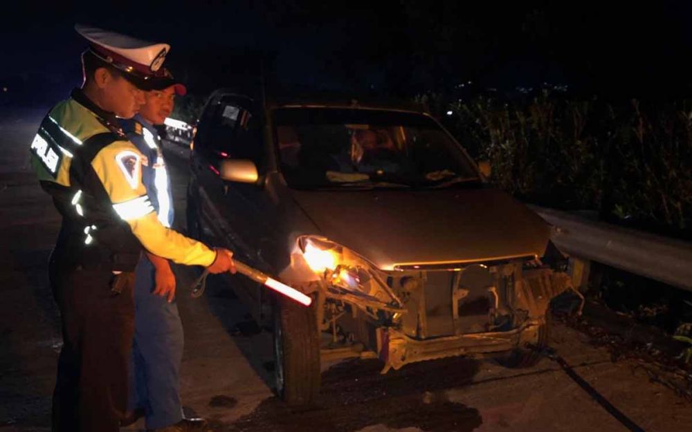 Kondisi mobil Toyota Avanza yang menabrak pembatas Jalan Tol Pandaan, Pasuruan