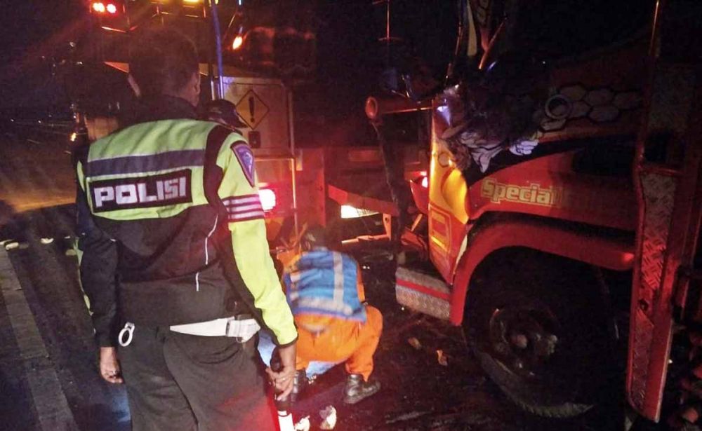 Anggota PJR Polda Jatim dan petugas tol mengevakuasi truk yang kecelakaan di Tol Pasuruan
