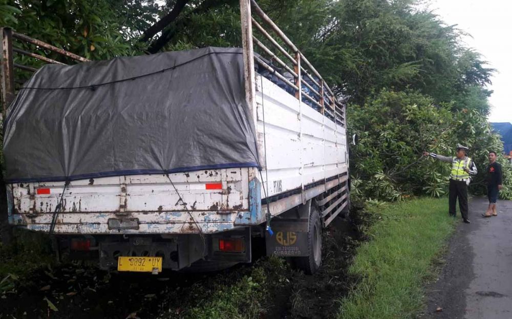Truk tronton tabrak pohon di Tol Satelit-Perak