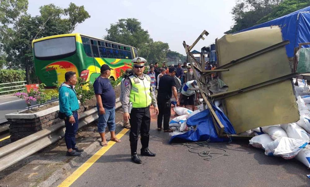 Truk terguling yang membuat jalur Tol Sidoarjo menuju Porong tertutup total