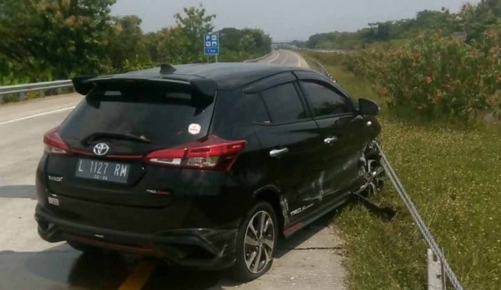 Toyota Yaris Tabrak Pembatas Jalan Tol Jombang-Mojokerto