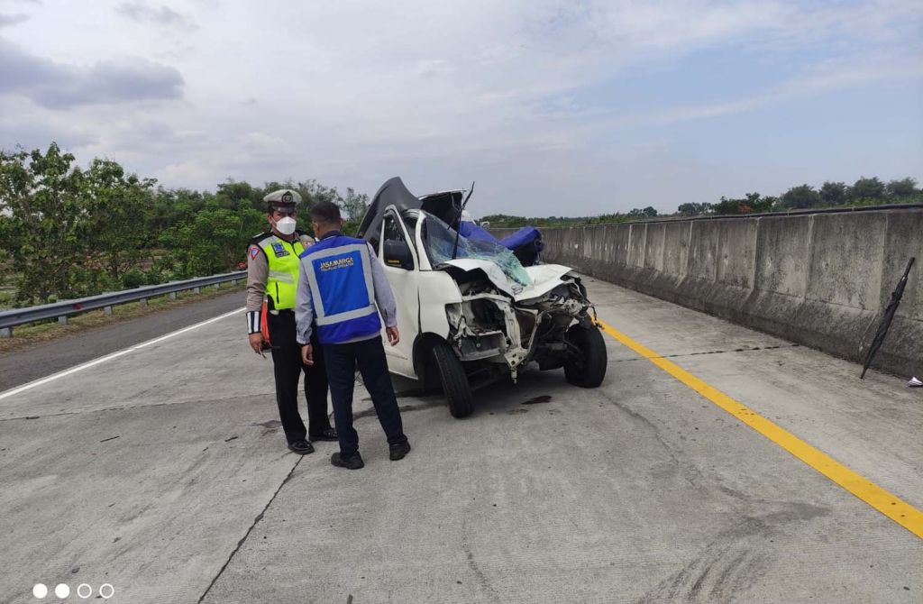 Mobil pikap yang menabrak 'pantat' truk di Tol Surabaya-Mojokerto