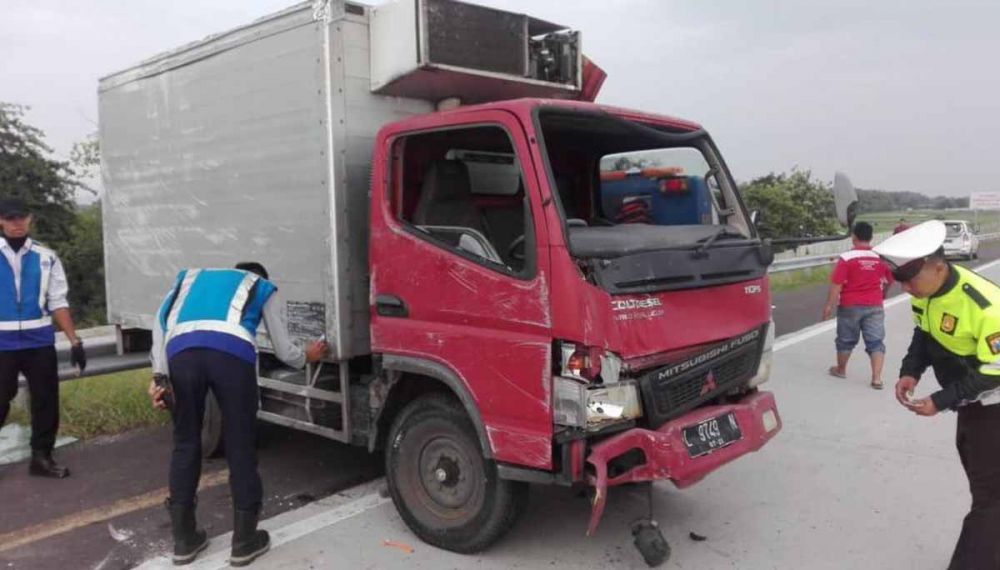 Mobil boks yang menghantam mobil Xenia di Jalan Tol Madiun-Nganjuk