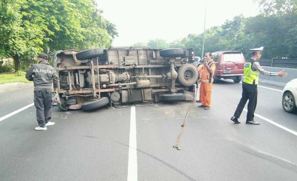 Kecelakaan Juga Terjadi di Tol Waru-Dupak, Truk Boks Terguling