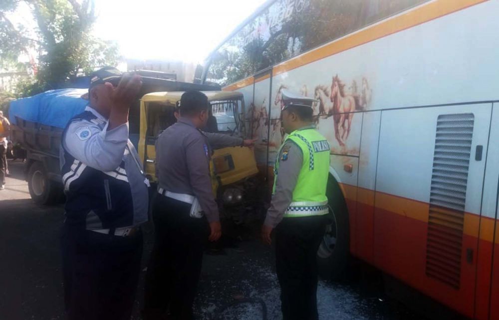 Dump truk 'cium' bus di Kota Blitar