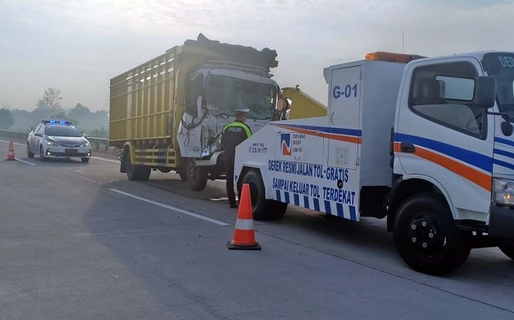 Truk bernopol N 9718 DL ringsek pada bagian kabin setelah menabrak truk lain di Tol Paspro