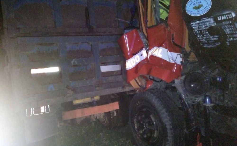 Kabin truk tronton rusak parah setelah menabrak bagian belakang dump truk di Tol Waru