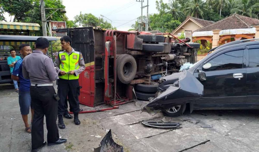 Truk dan mobil Avanza yang terlibat kecelakaan di Blitar sebelum dievakuasi