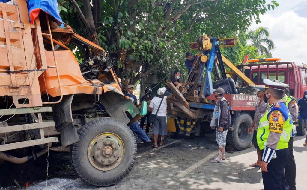 Truk yang menabrak pohon di Gresik