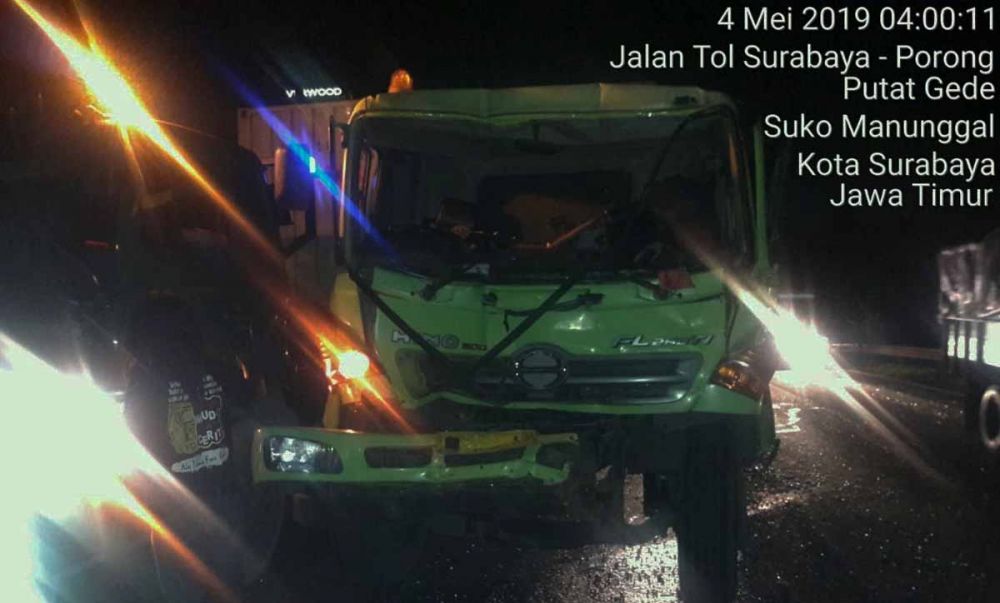 Bagian kabin teruk ringsek setelah kecelakaan di Tol Perak
