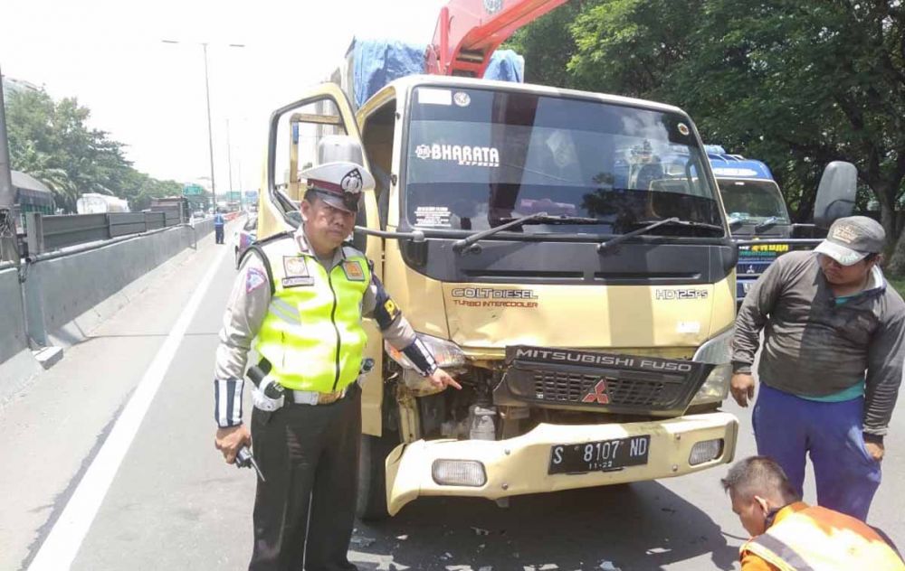 Truk engkel yang menabrak mobil Panther jenis pikap di Tol Waru arah Satelit, Surabaya 