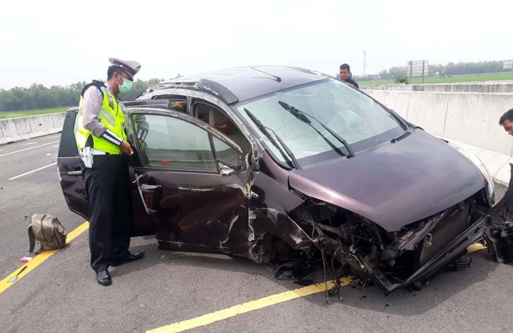 Mobil Suzuki Ertiga ringsek tabrak pembatas Jalan Tol Mojokerto-Jombang