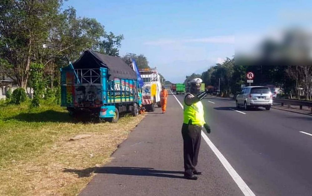Proses evakuasi truk yang mengalami kecelakaan tunggal di Tol Sidoarjo