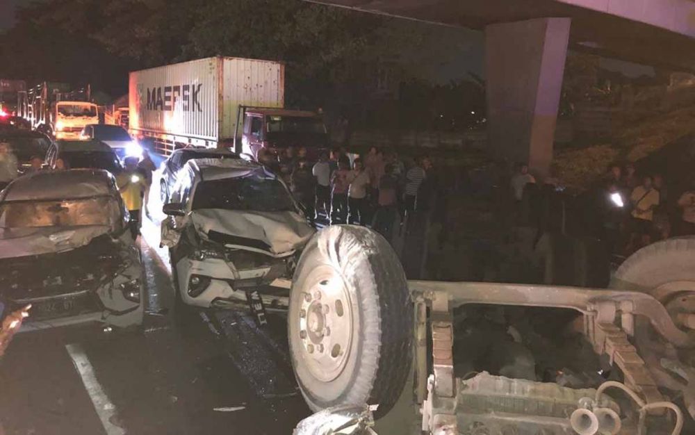 Kondisi kendaraan yang terlibat kecelakaan di KM 20 Tol Sidoarjo-Waru