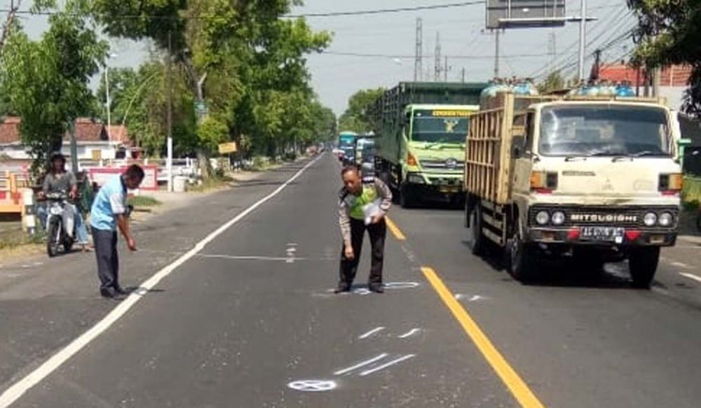 Kecelakaan Libatkan Tiga Kendaraan di Jombang, Seorang Biker Tewas