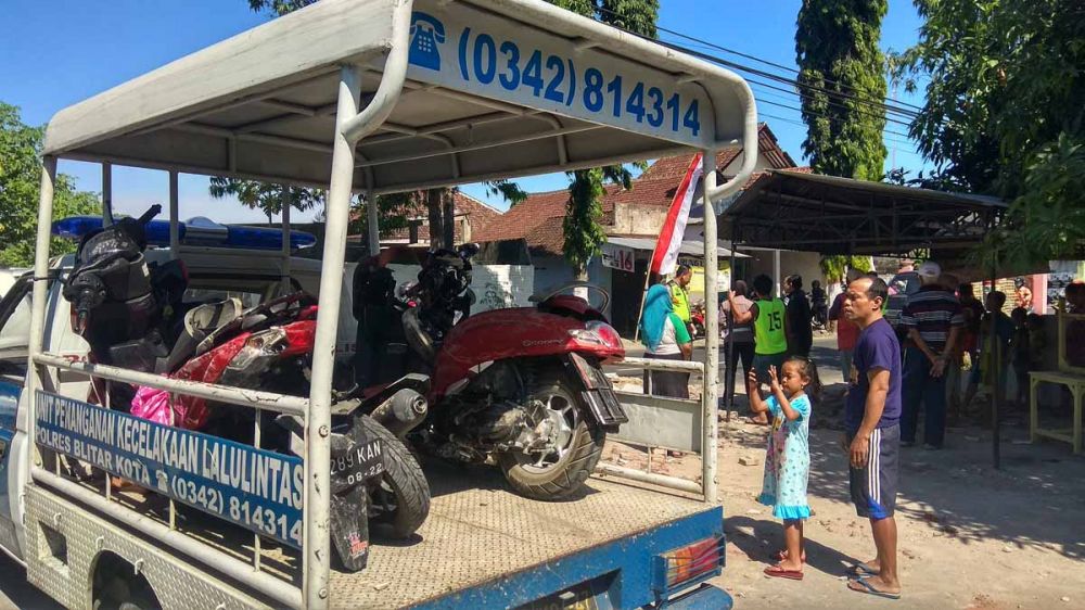 Toyota Avanza Tabrak 2 Motor di Blitar, 5 Orang Satu Keluarga Terluka