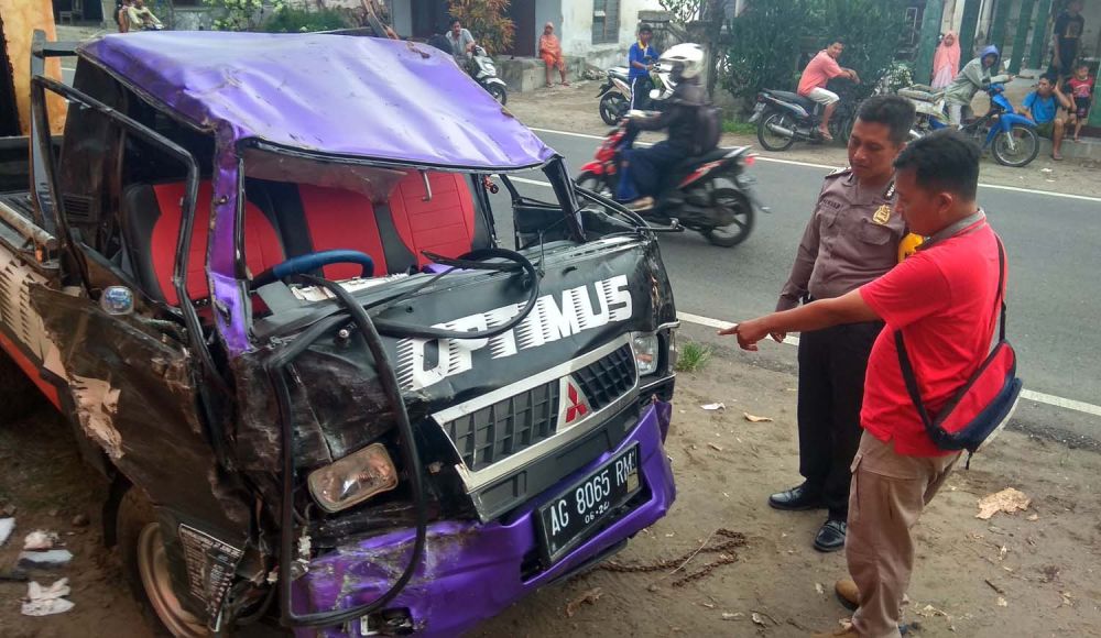 Mobil L300 yang menabrak Elf pembawa rombongan pelajar di Blitar