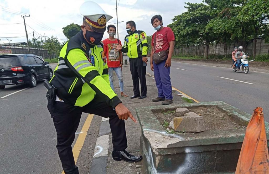 Kanit Laka Satlantas Polresta Sidoarjo AKP Sugeng Sulistiyono saat olah TKP