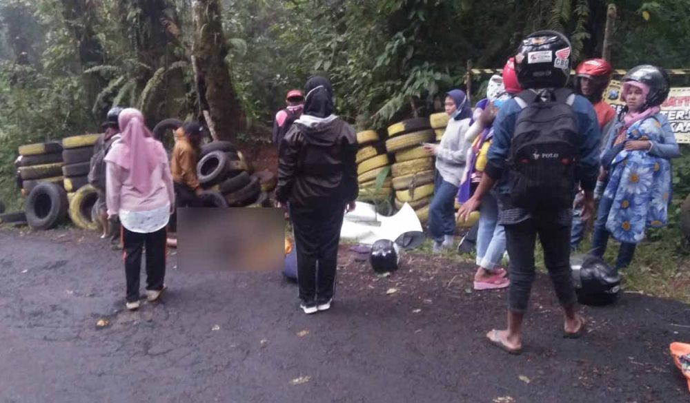 Satu keluarga kecelakaan di Tikungan Sengkan Mayit, Jalan Raya Ijen, Banyuwangi