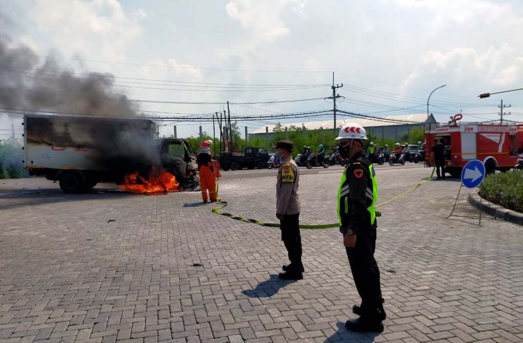 Kecelakaan truk vs motor di depan JIIPE Gresik sebabkan truk terbakar dan pemotor tewas