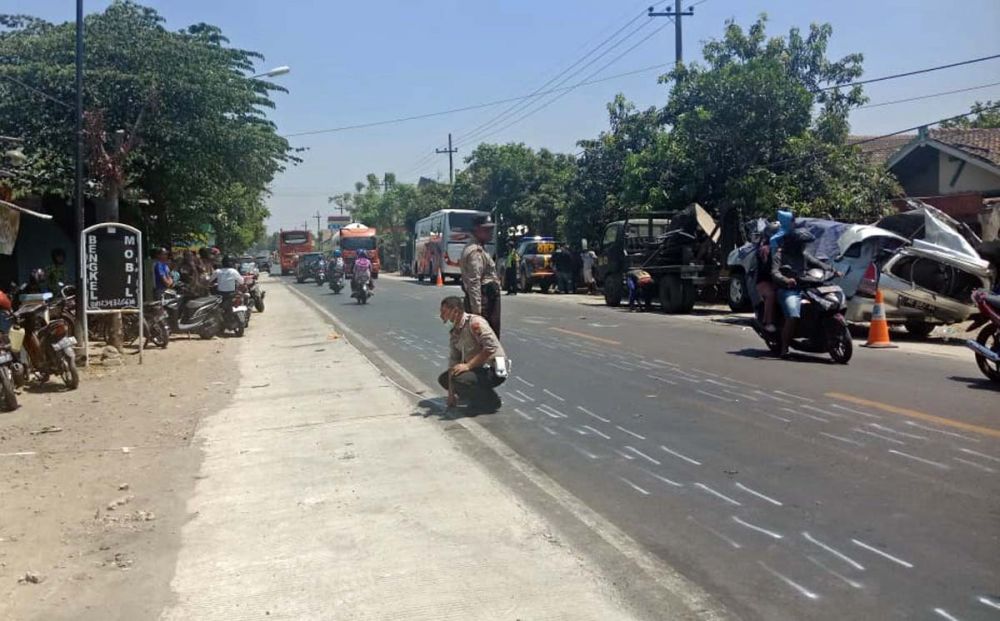 Unit Laka Satlantas Polres Nganjuk melakukan olah TKP kecelakaan Toyota Innova vs Bus Mira yang mengakibatkan tiga orang tewas