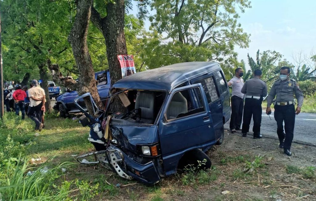 Kondisi mobil rombongan wali santri yang terlibat kecelakaan di Ngawi