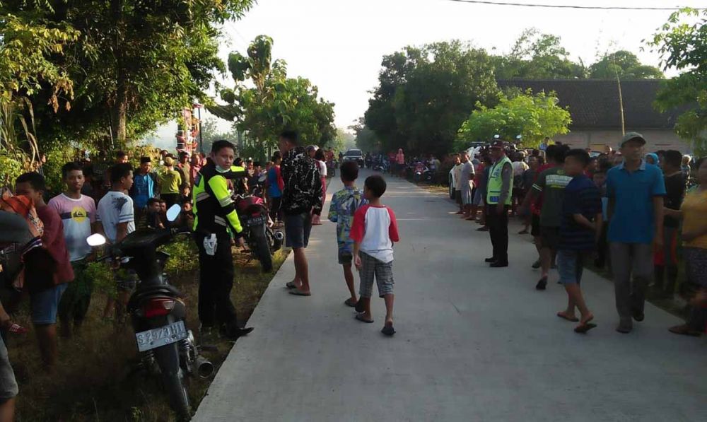 Polisi melakukan olah TKP di lokasi kecelakaan