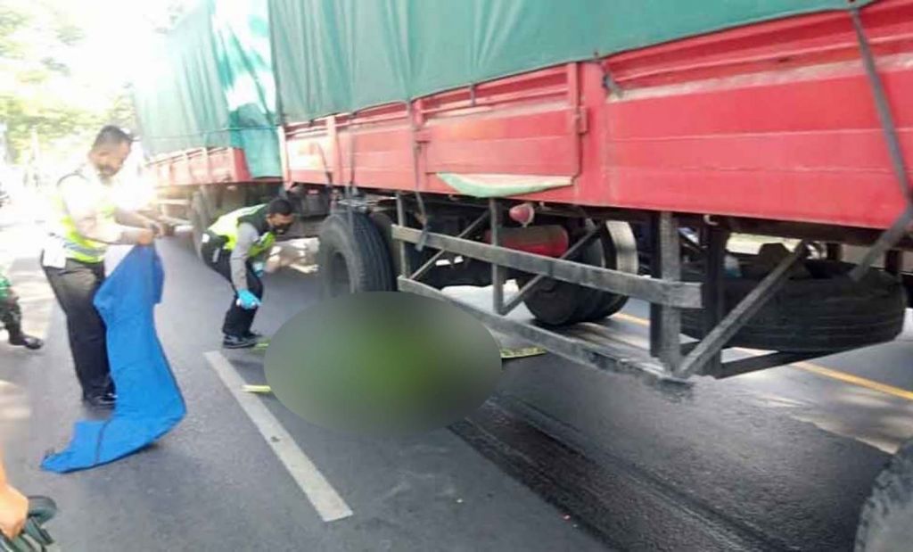 Polisi mengevakuasi jenazah korban kecelakaan di Pasuruan