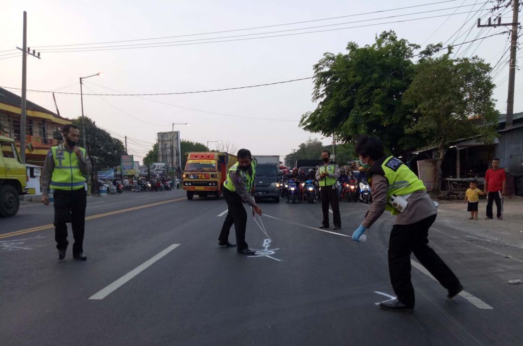 Anggota Unit Laka Satlantas Polres Pasuruan melakukan olah TKP